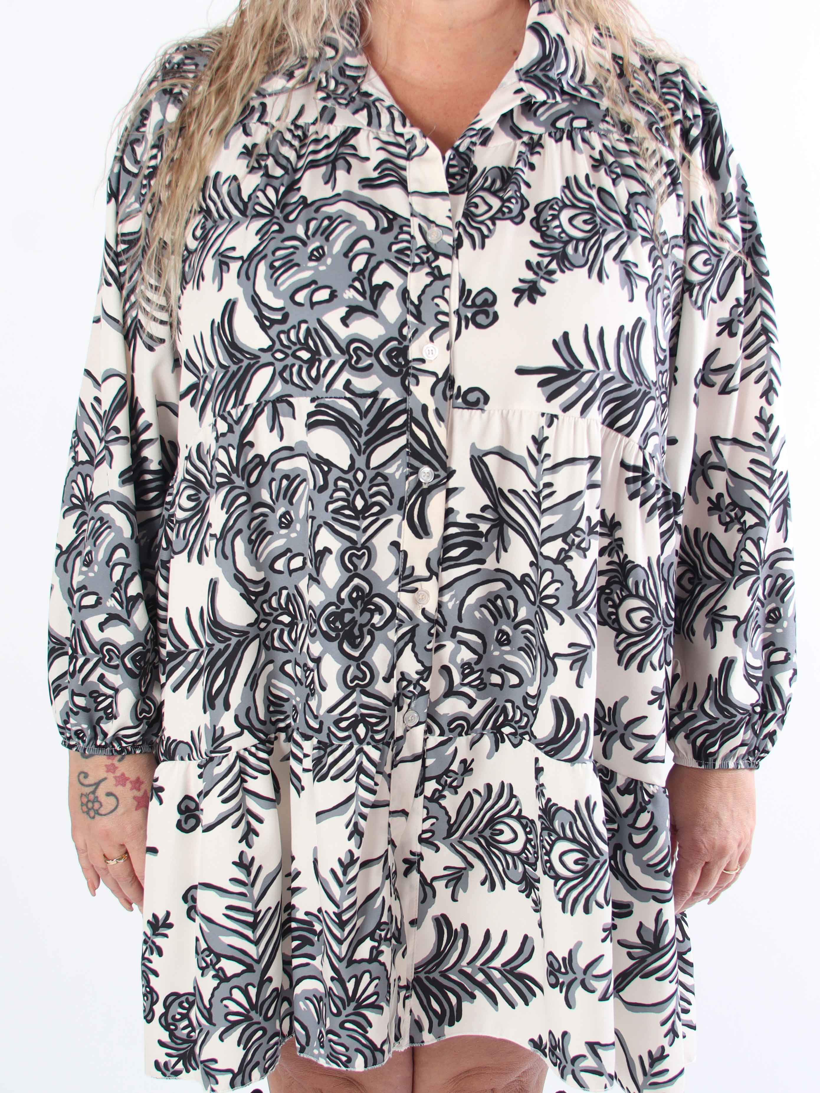 Sophie - Mönstrad plus size-skjortklänning i viskosblandning med volangkant